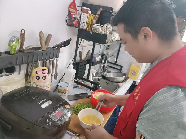 蒿子港镇：双节同庆，“银龄厨房”情暖困境老人