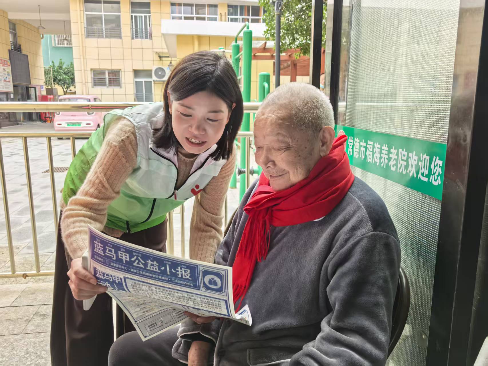 玉霞街道：红围巾暖夕阳 防诈课护安康