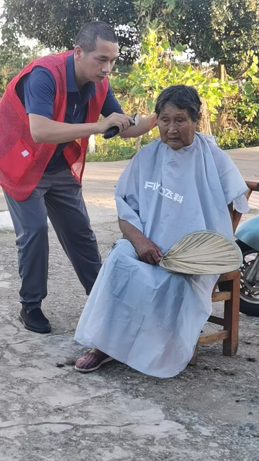 镇德桥镇 ：驻村工作队“剪”出温暖：一把剪刀，一颗真心