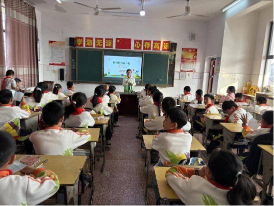 草坪镇：守护花蕾  护航青春