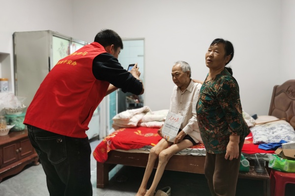 灌溪街道：上门服务暖人心 优抚年审零距离