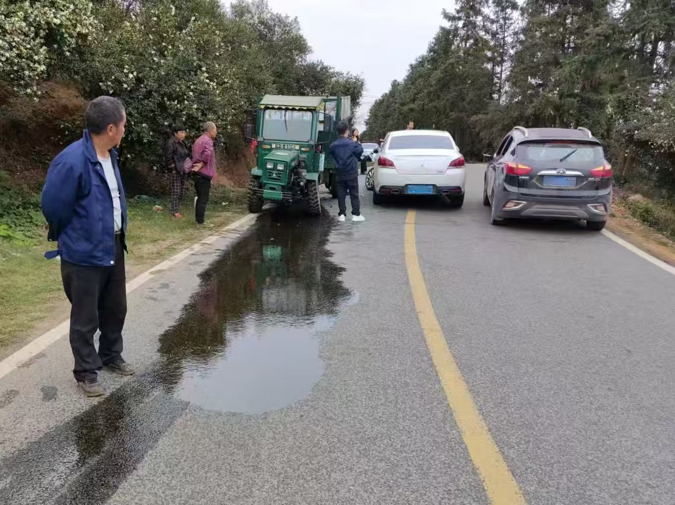 鼎城区公路建设养护中心：紧急处置车祸油污 快速恢复道路畅通
