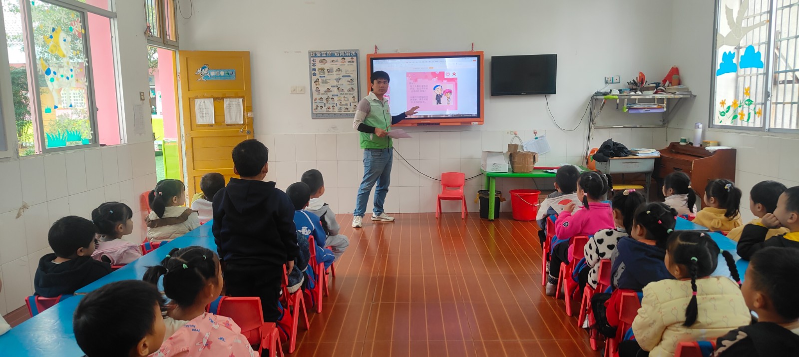 韩公渡镇：开展“利剑护蕾· 雷霆行动”  为孩子撑起防性侵 “安全伞”