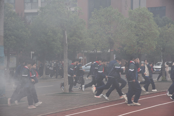 鼎城区善卷中学：开展消防应急疏散演练 筑牢校园安全“防火墙”