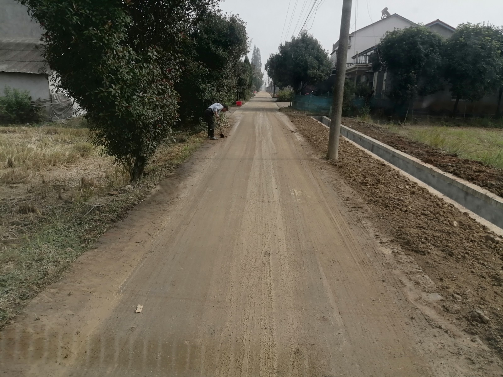 韩公渡镇：沟渠硬化惠民生 路面清扫保畅通