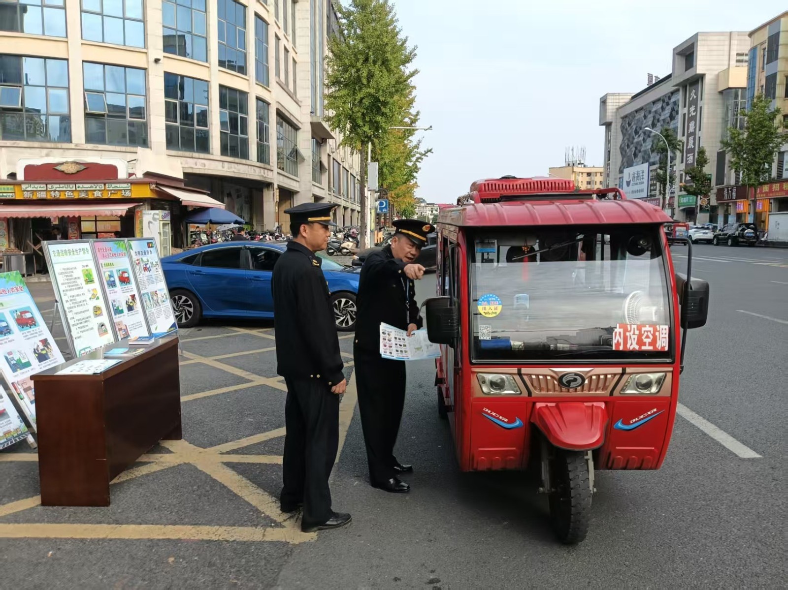 鼎城区交通运输局：桥南市场设点宣传 打造平安畅通环境