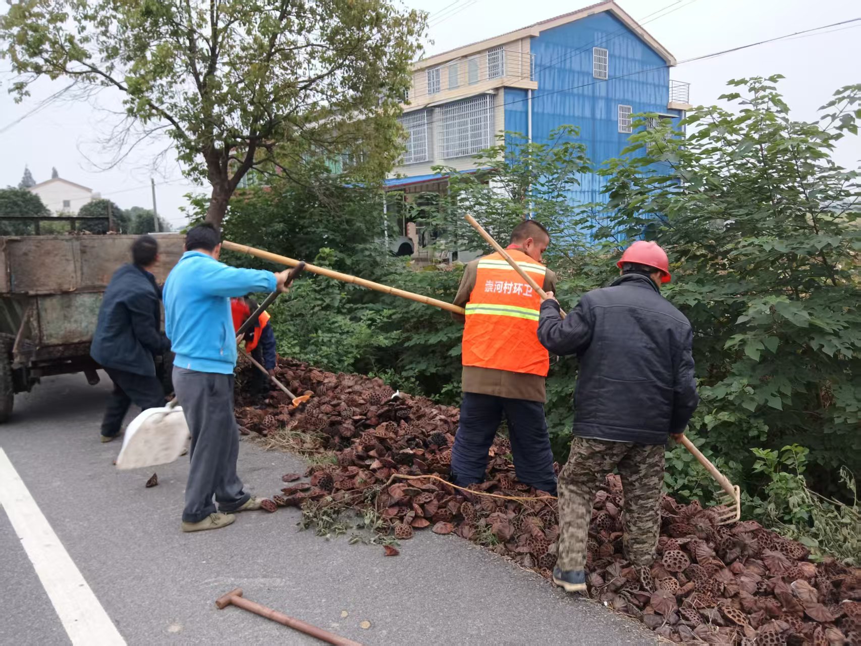 韩公渡镇崇河村：“清运”除隐患 乡村焕新颜