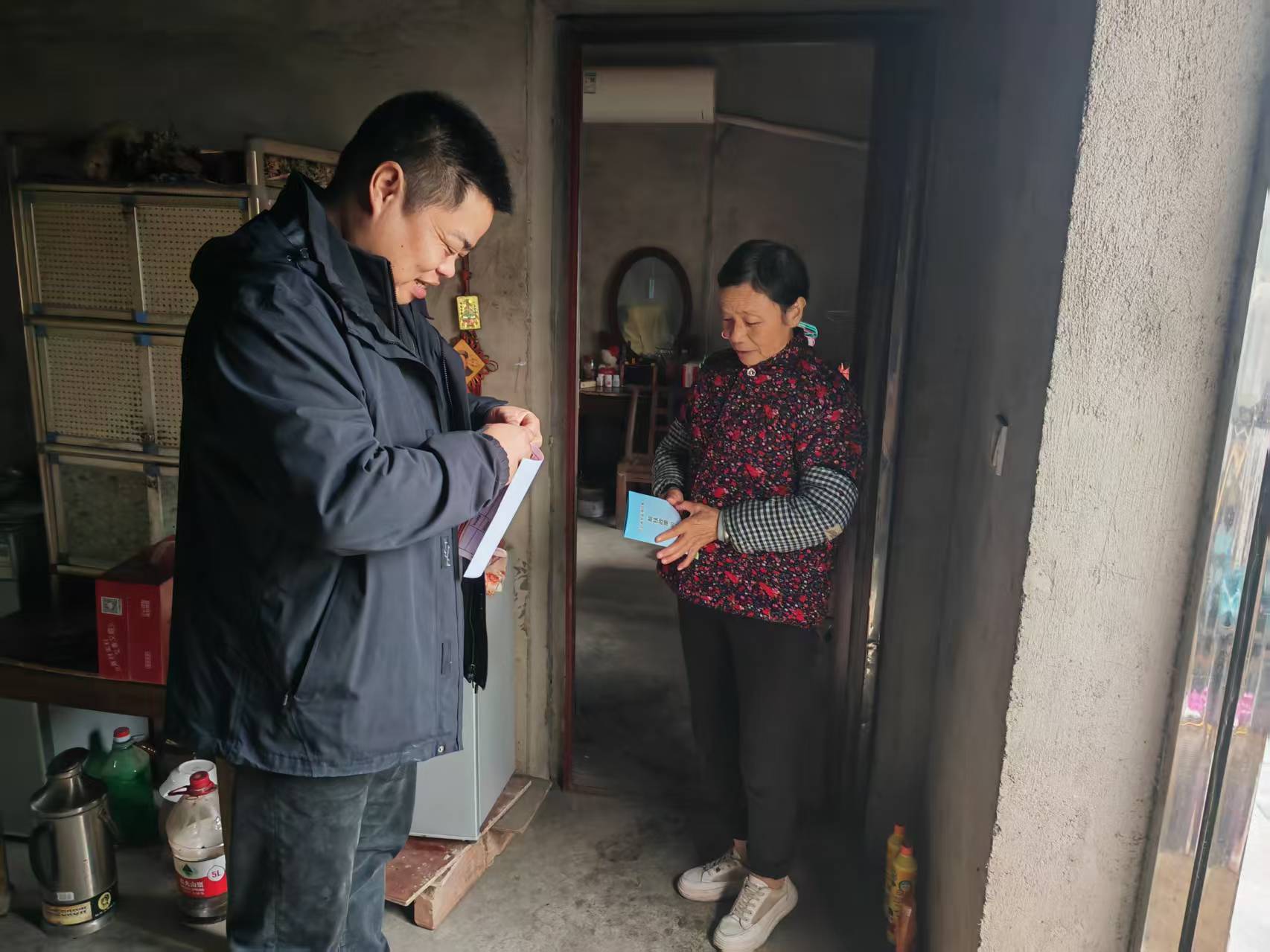 韩公渡镇：入户走访暖民心  走深走实促振兴