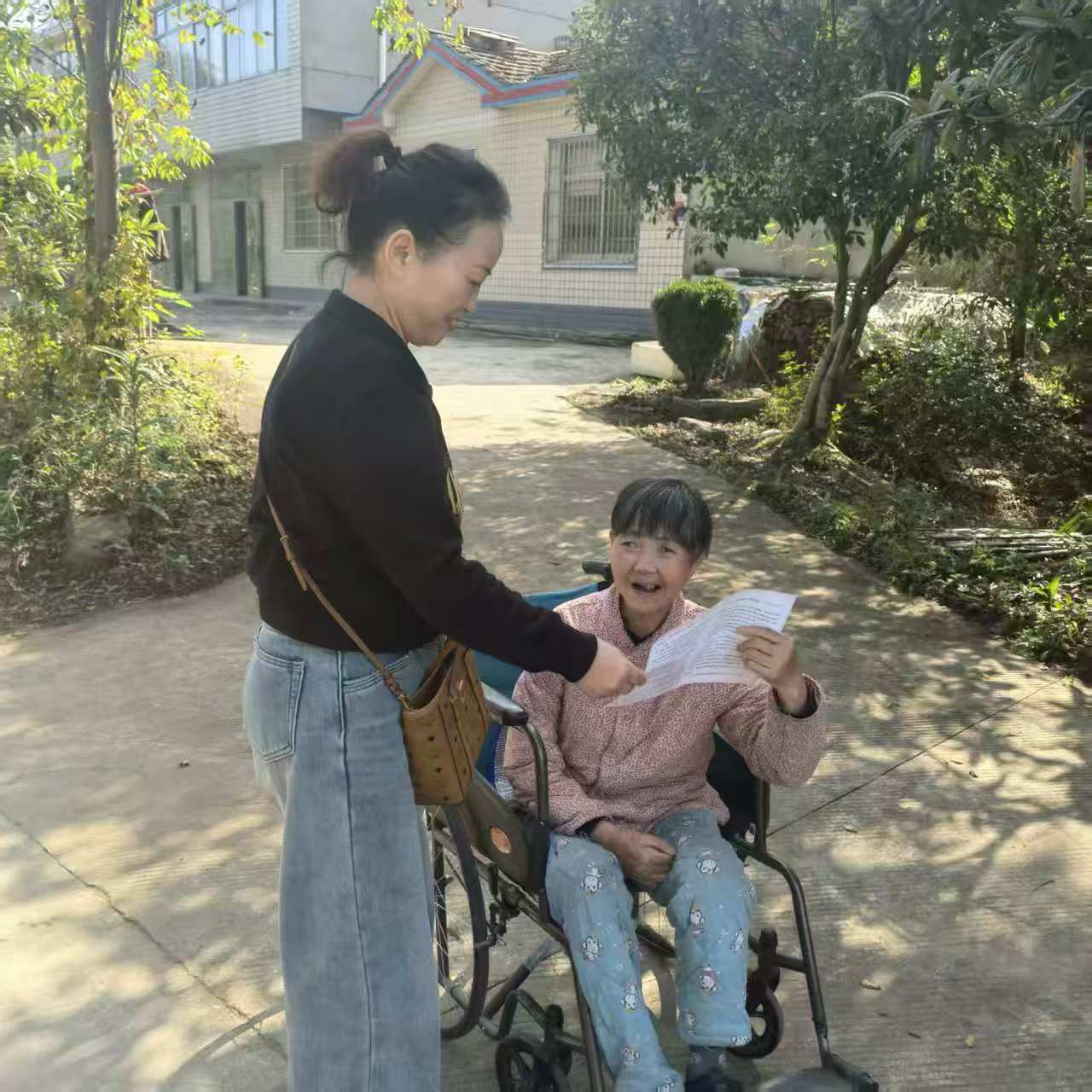 石板滩镇：发放惠残政策明白卡  精准送达政策红利