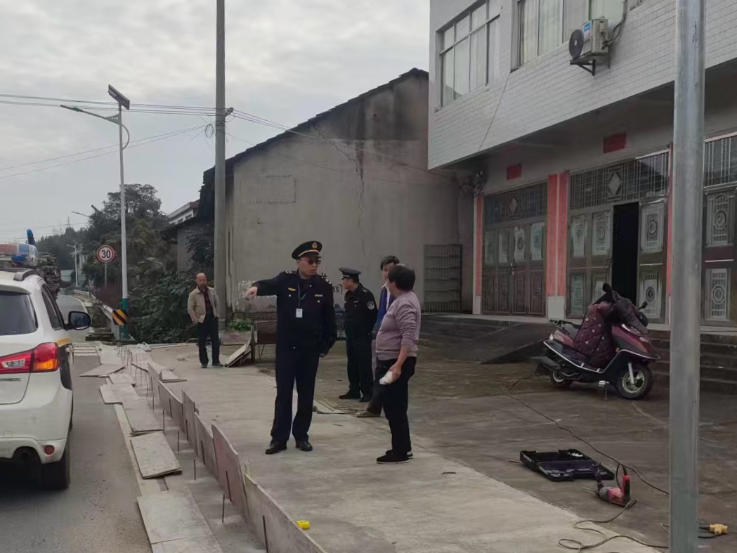 鼎城区交通运输局：重拳整治路域环境  执法护航平安交通