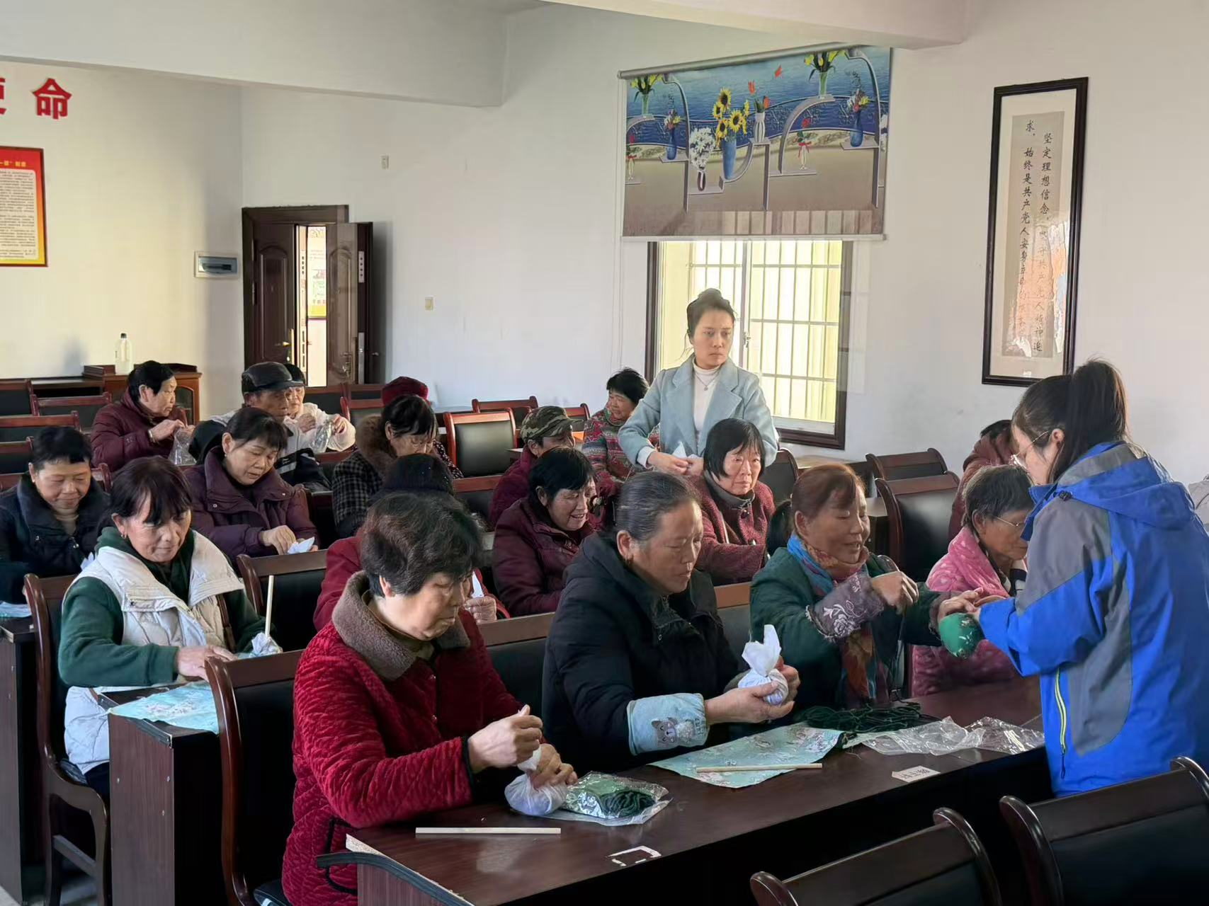 蔡家岗镇：艾草锤趣制 健康乐夕阳