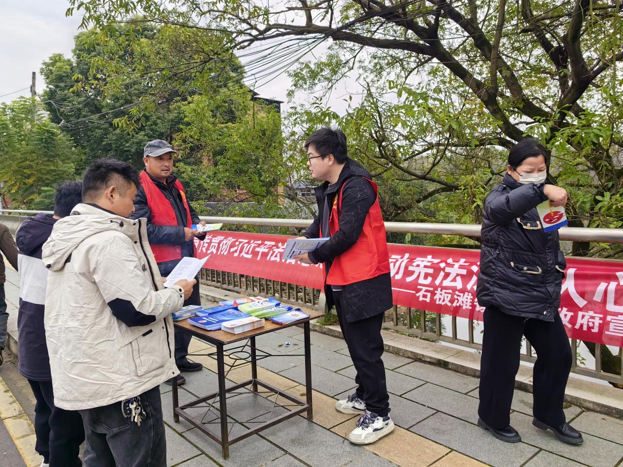 赶集日里话法治，普法宣传暖民心