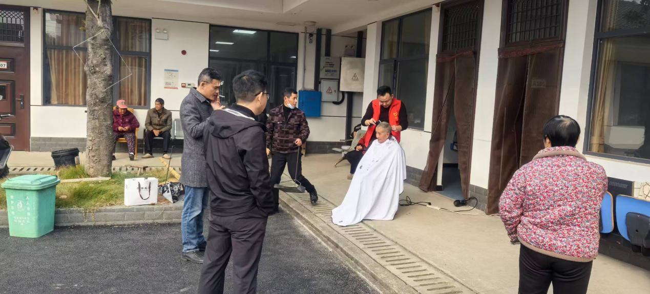 镇德桥镇：社区矫正人员敬老院送温暖