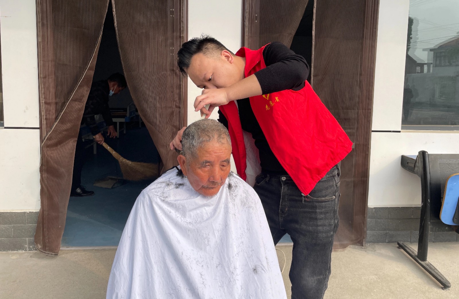 桑榆添暖意，服务显温情