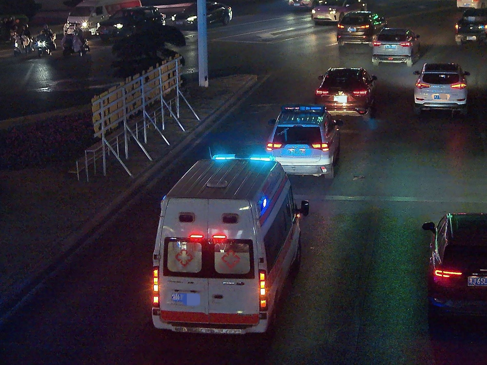 为生命开道  常德鼎城交警8分钟疾驰护送患者就医