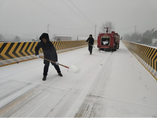 草坪镇：全力开展除雪保畅行动