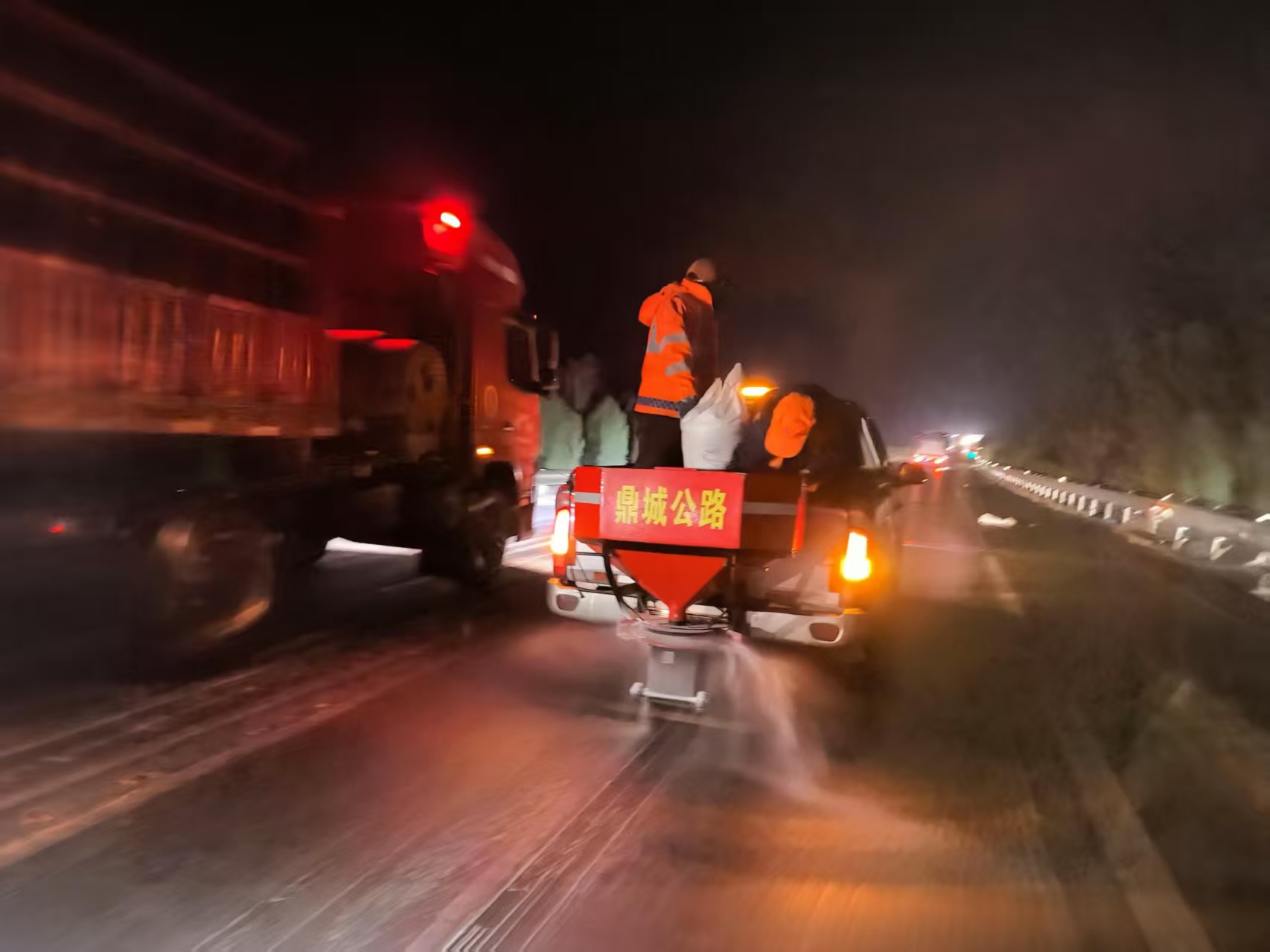 鼎城区公路建设养护中心：抗击冰雪在路上