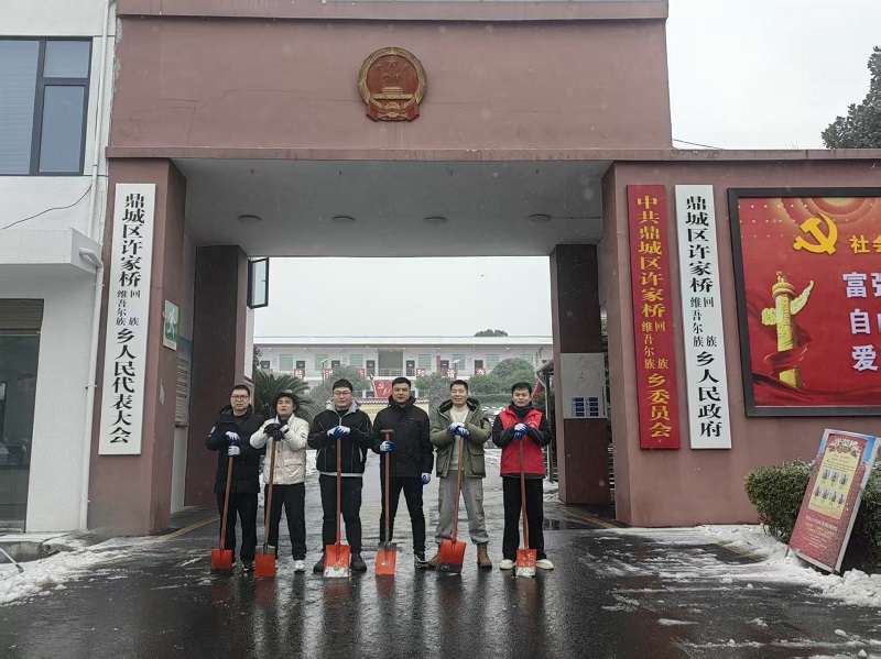 许家桥回维乡：雪情为令 党员先行 筑牢出行安全防线