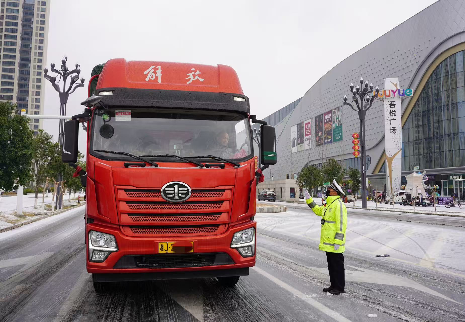 雪落无声，守护有痕！鼎城公安撑起冰雪“安全伞”