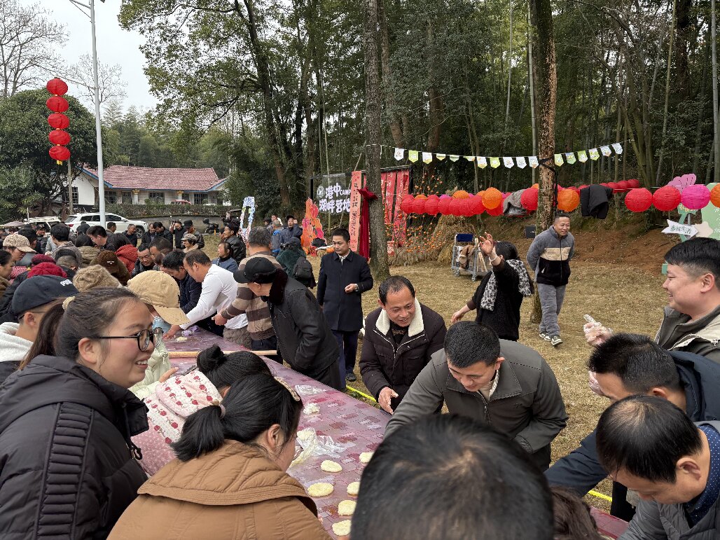 糍粑飘香传年味 翰墨送福暖人心