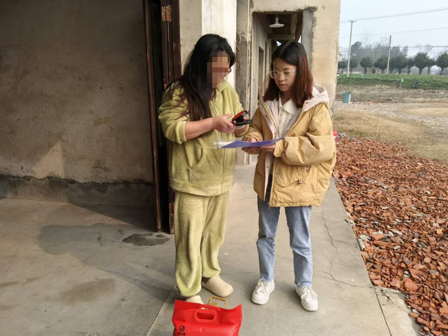 节前慰问暖人心，走访帮扶显温情