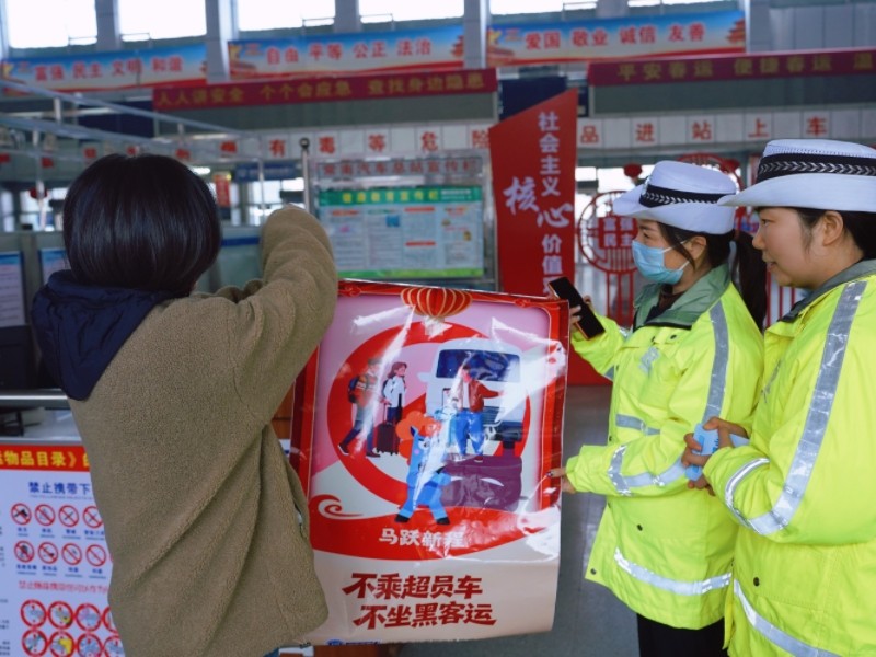 温暖邂逅 鼎城交警携手“小小志愿者”共护平安