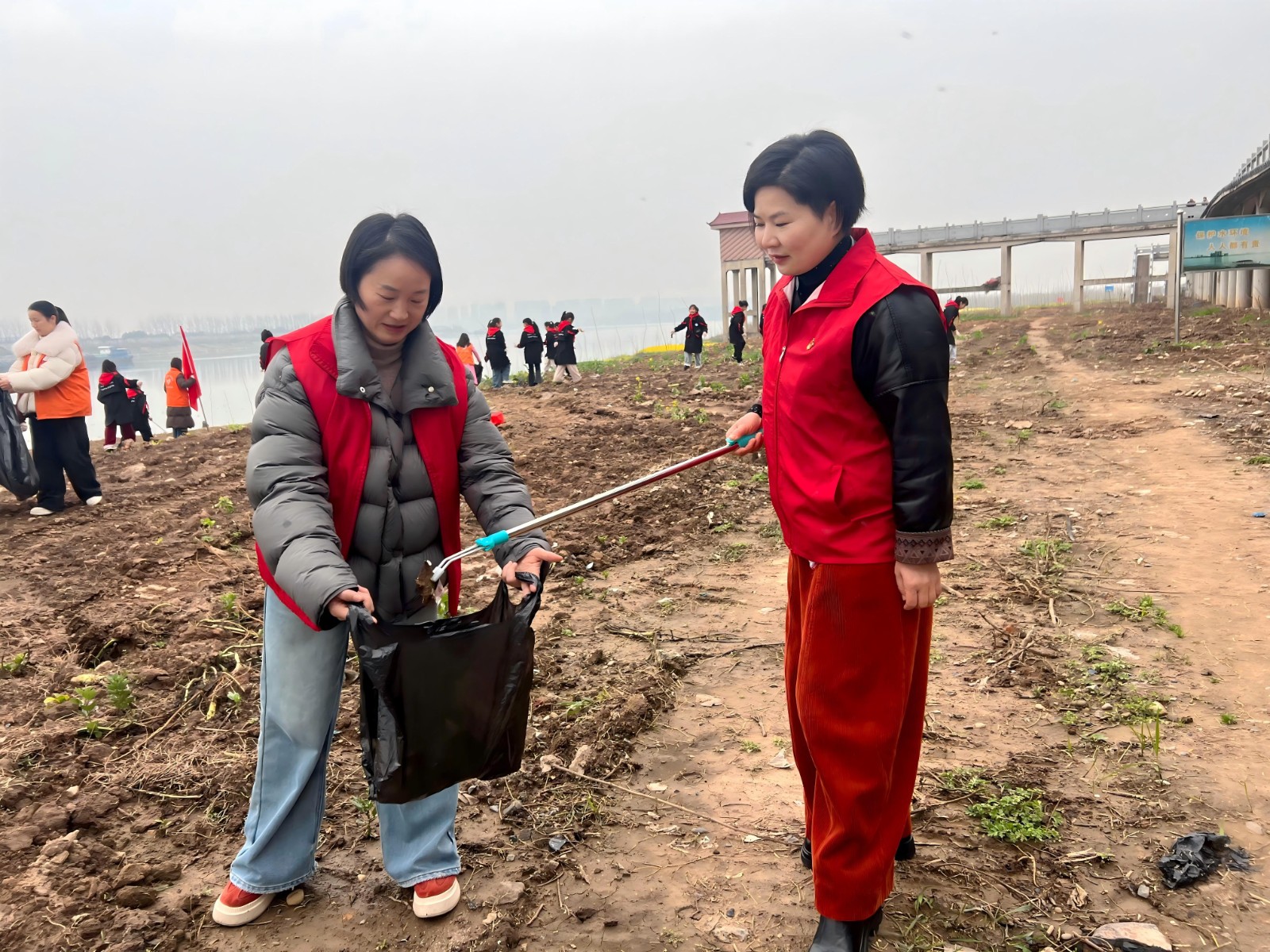 鼎城区永安小学：传承雷锋精神 共护碧水清流