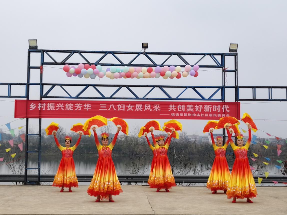 镇德桥镇：“舞”彩缤纷庆“三八” 社区巾帼“靓”风采