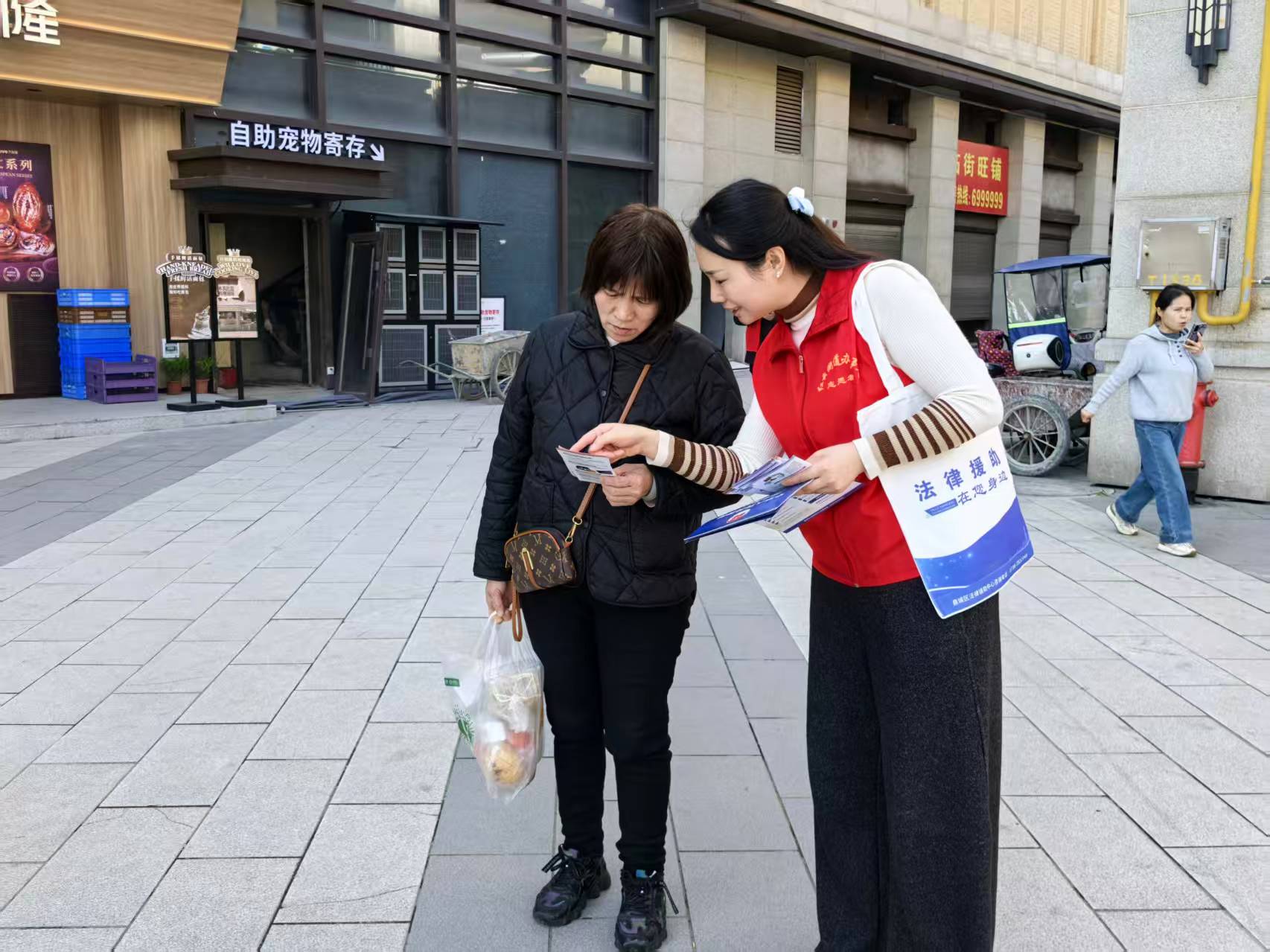 鼎城区司法局：超市门前普法忙 法治“商品”免费送
