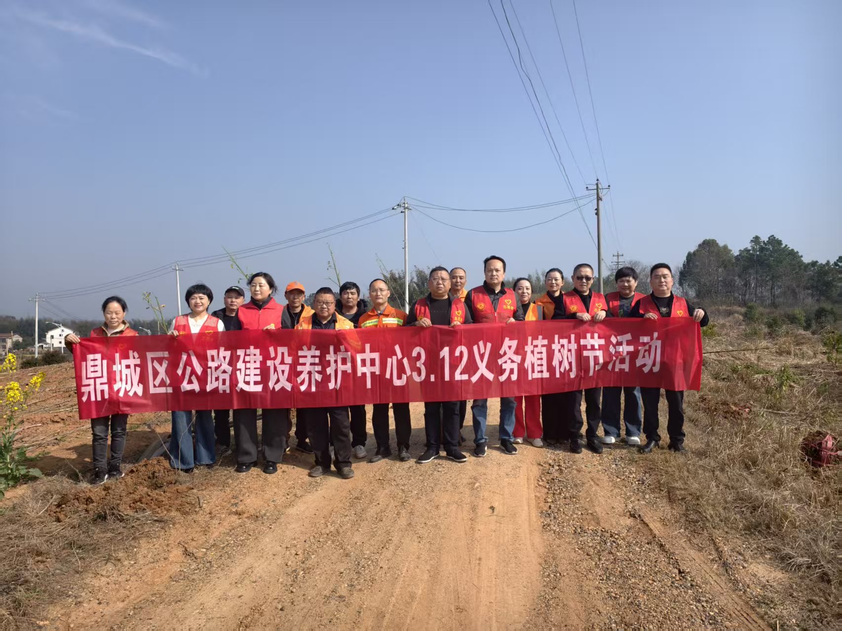 鼎城区公路建设养护中心：开展义务植树活动