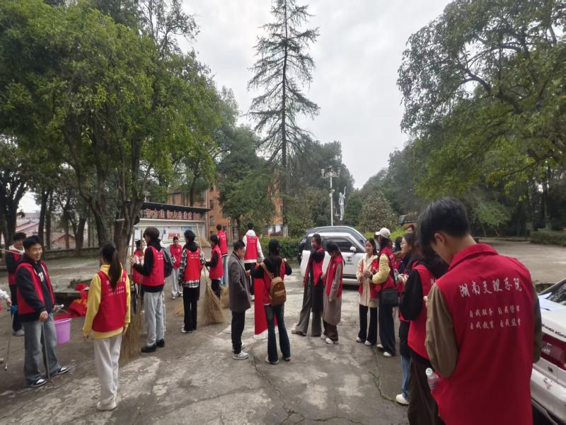 许家桥回维乡：社工联合高校开展雷锋月活动