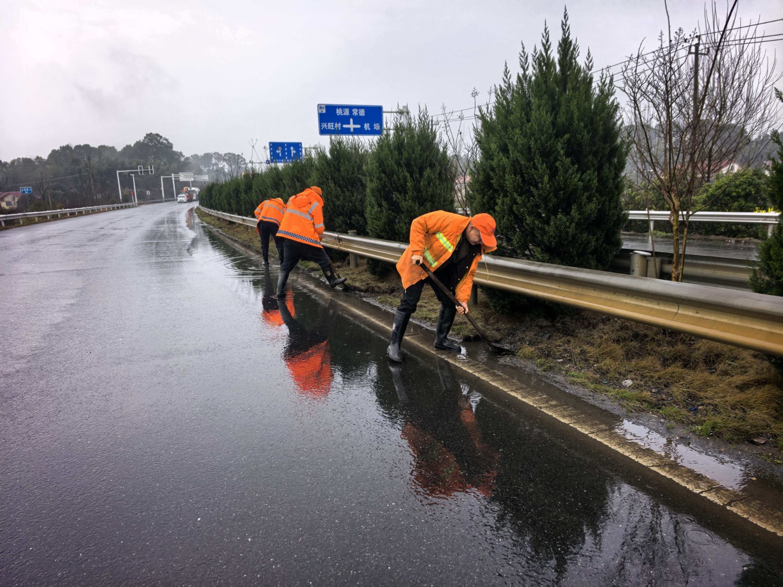 鼎城区公路建设养护中心筑牢清明假期公路安全防线