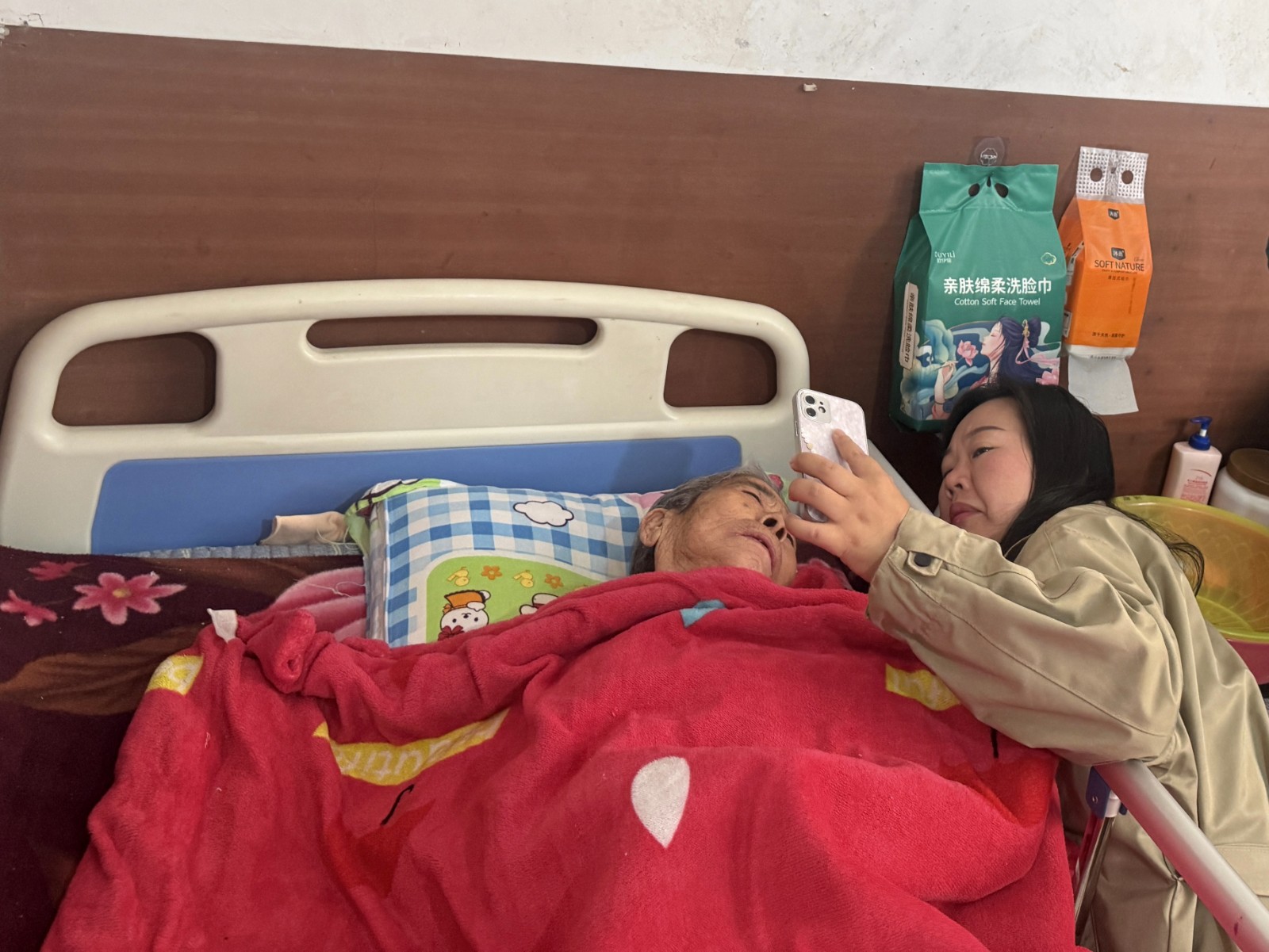 郭家铺街道：便民年审上门办 温情服务护晚年