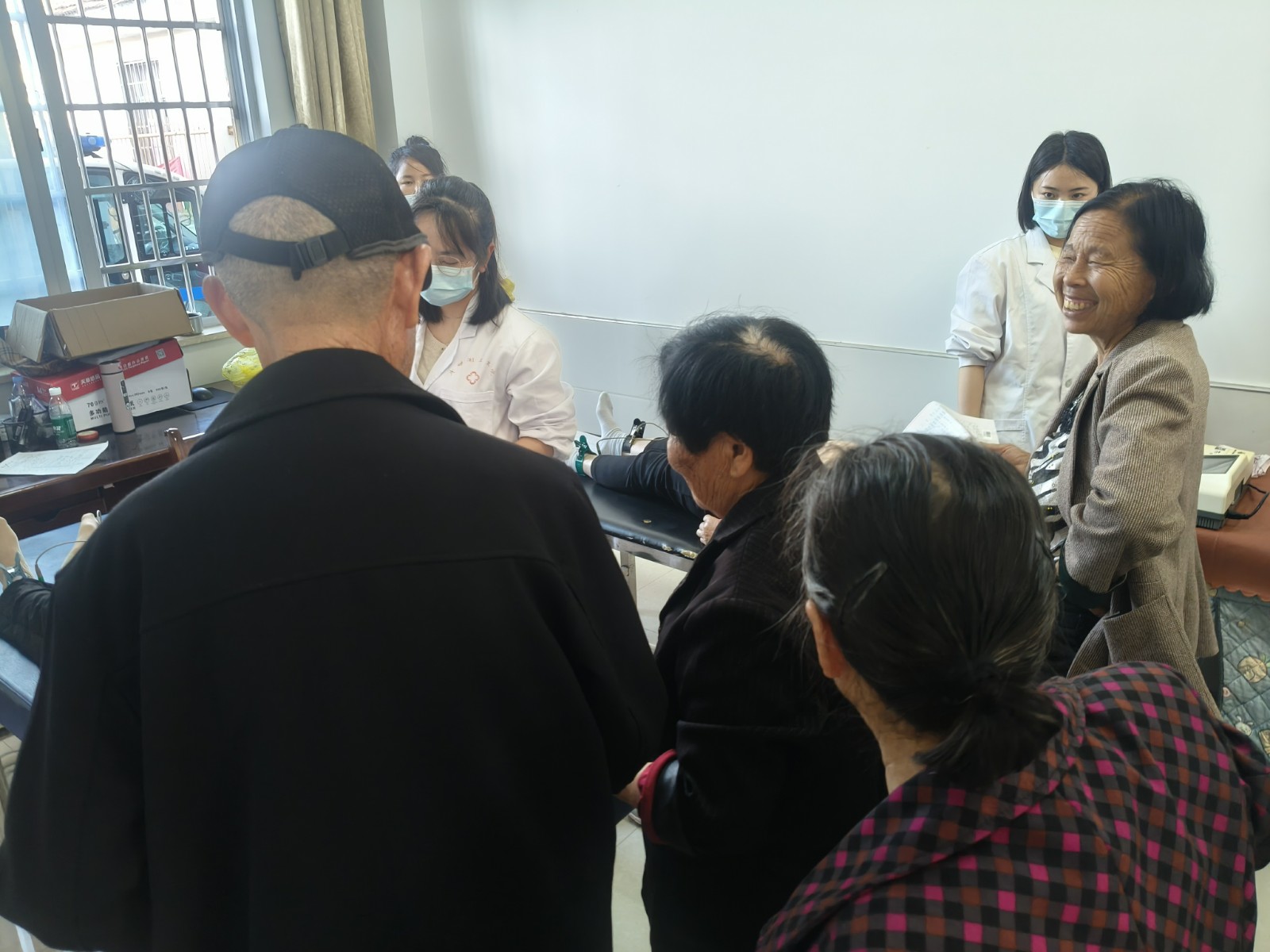 斗姆湖街道：暖夕阳送健康 老年人免费体检送社区