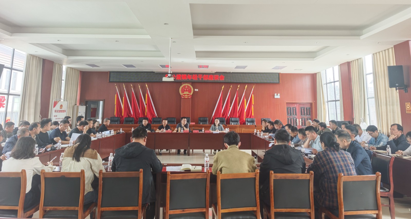 凝“新”聚力  共话发展——韩公渡镇召开年轻干部座谈会