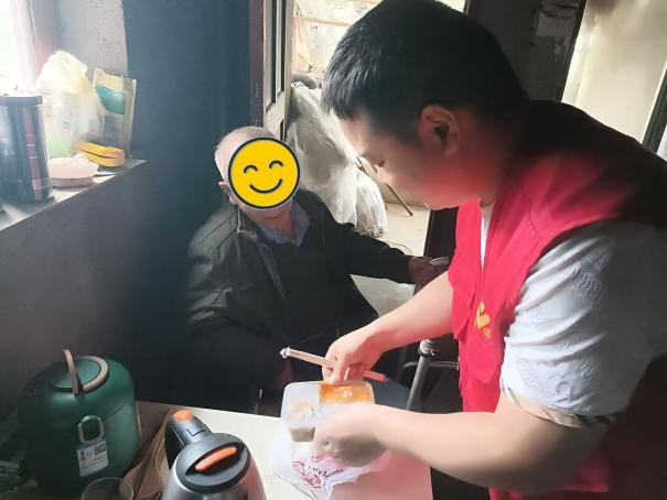 蒿子港镇：“银龄厨房”暖心启航 守护困境老人幸福晚年
