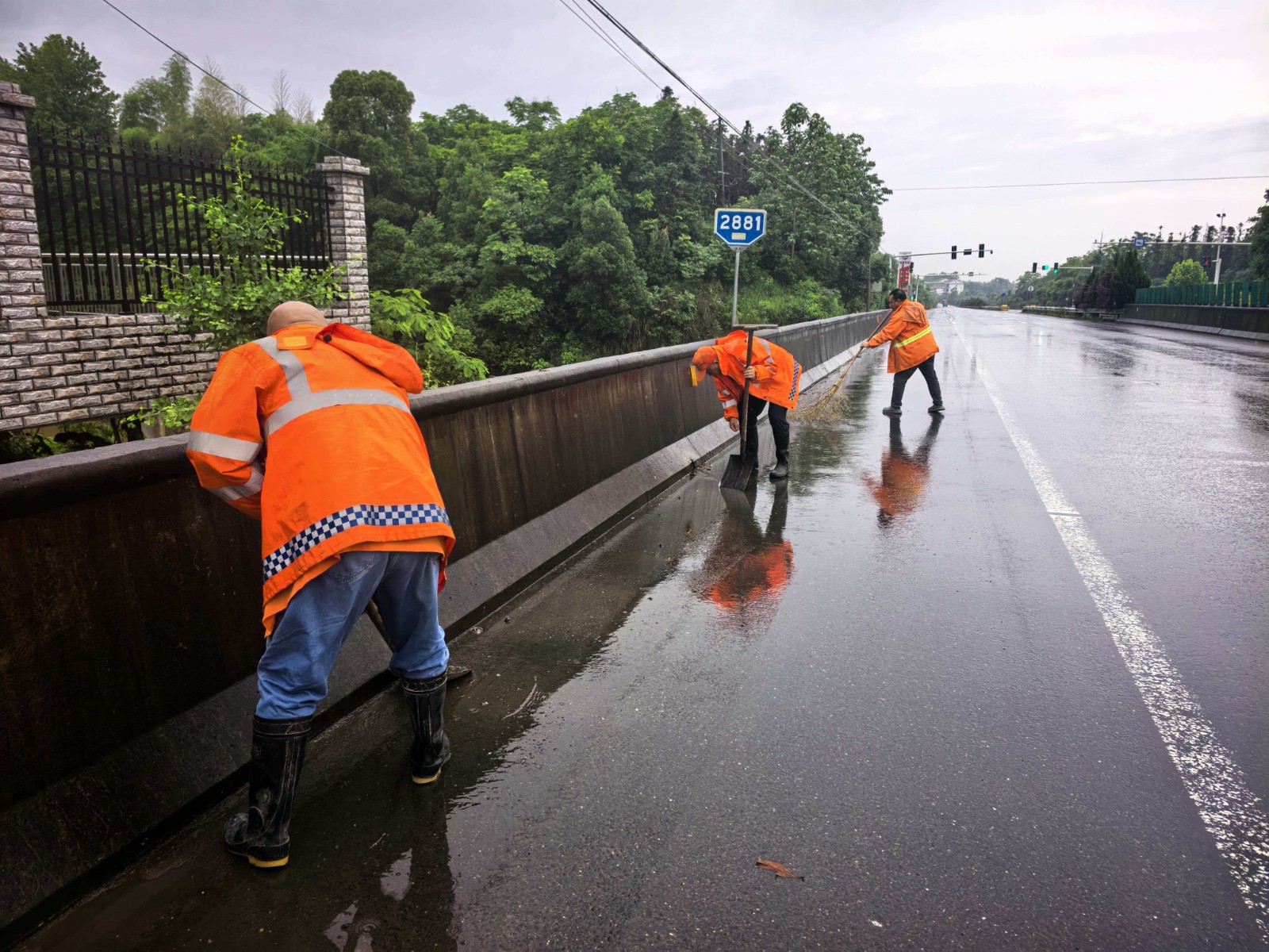 鼎城区公路建设养护中心全力筑牢汛期公路安全防线
