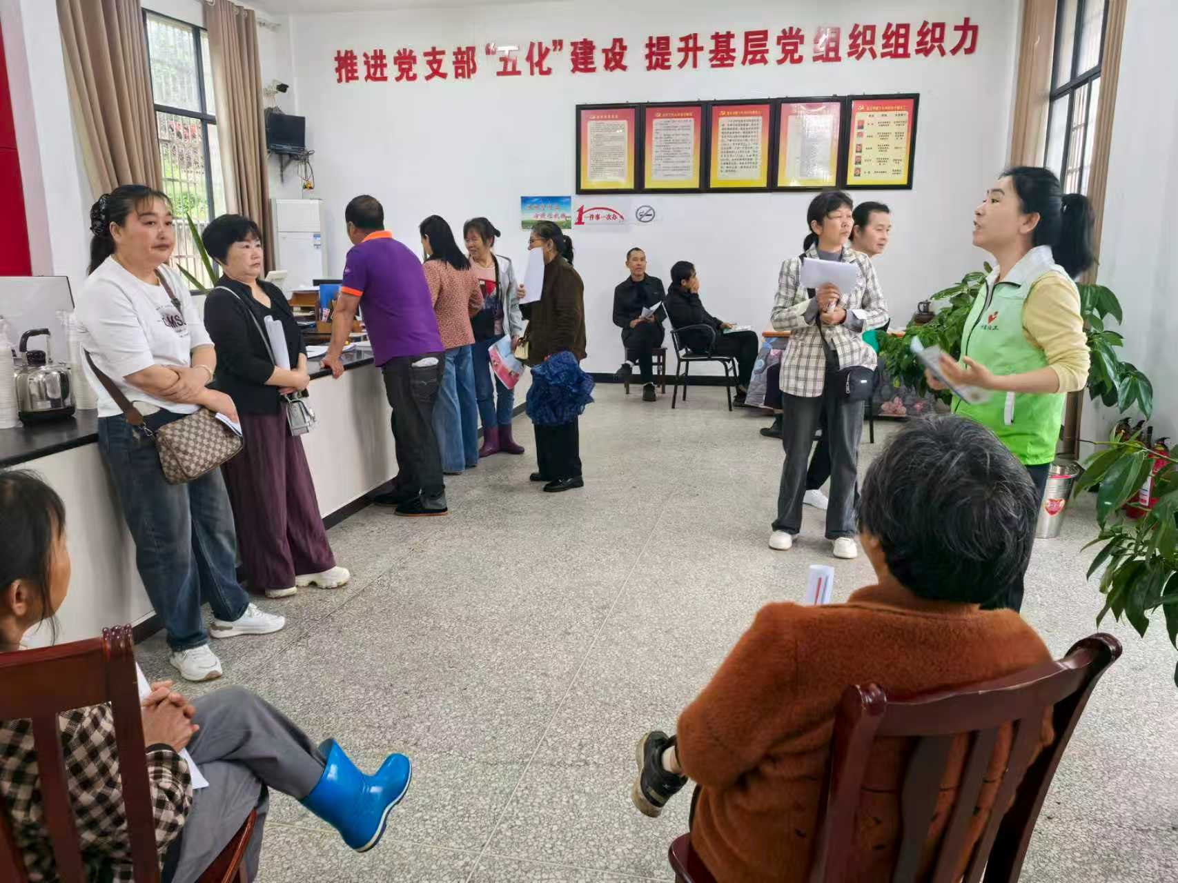 尧天坪镇：惠民政策进社区 精准救助暖人心
