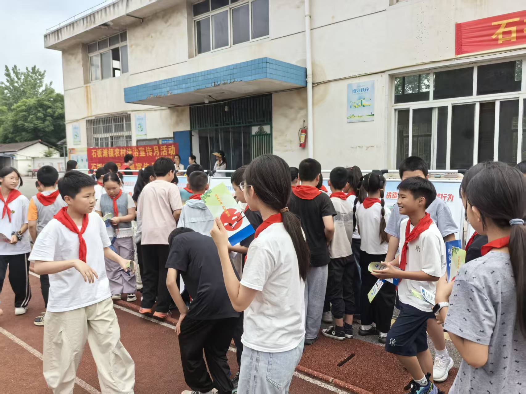 石板滩镇：禁毒护路进校园 筑牢校园安全屏障