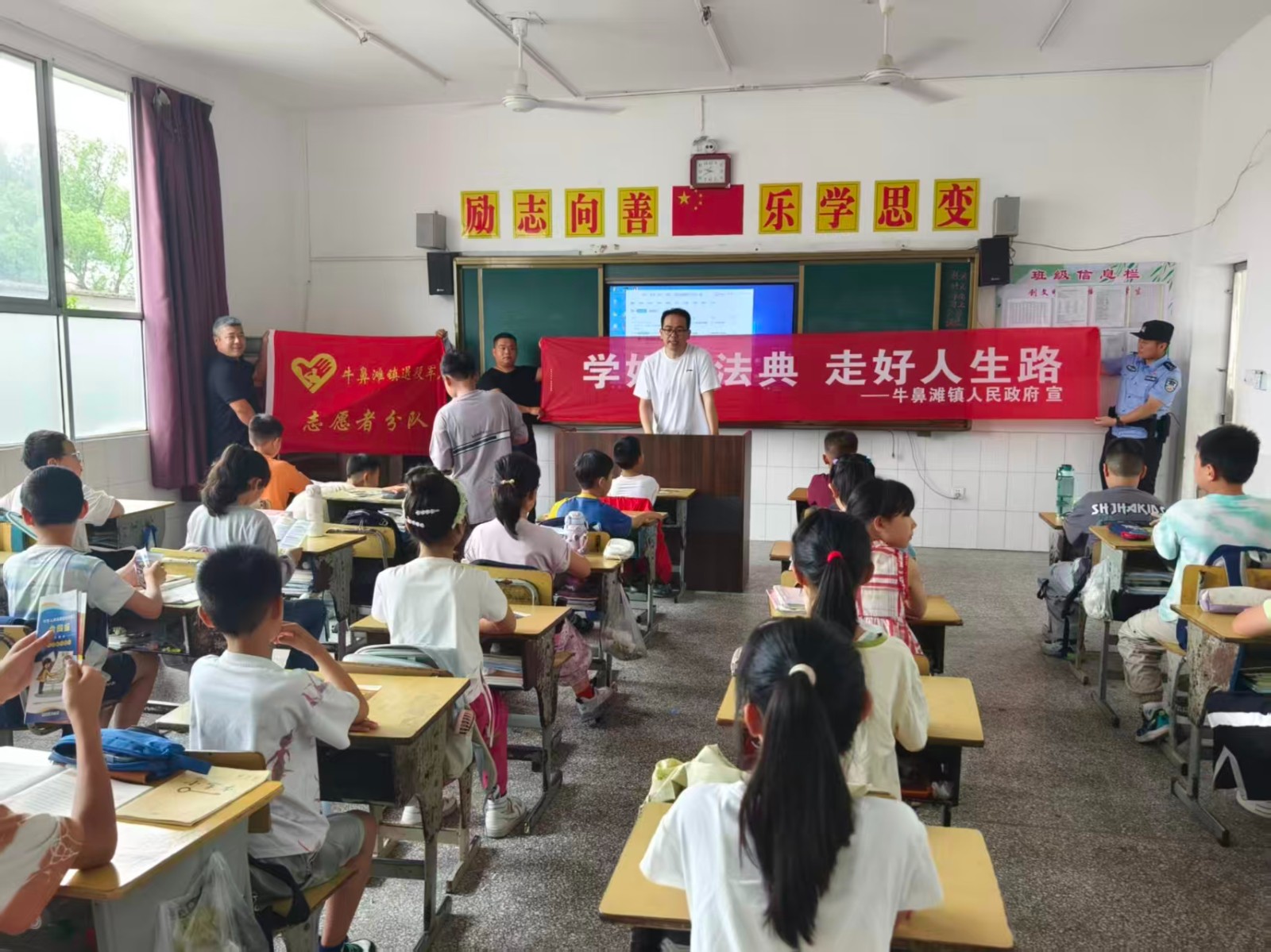 牛鼻滩镇开展未成年人精准普法进校园活动