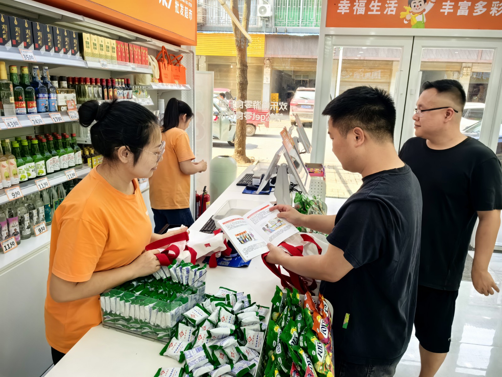 普法进商铺 ，法治护营商！十美堂普法活动走进沿街门店