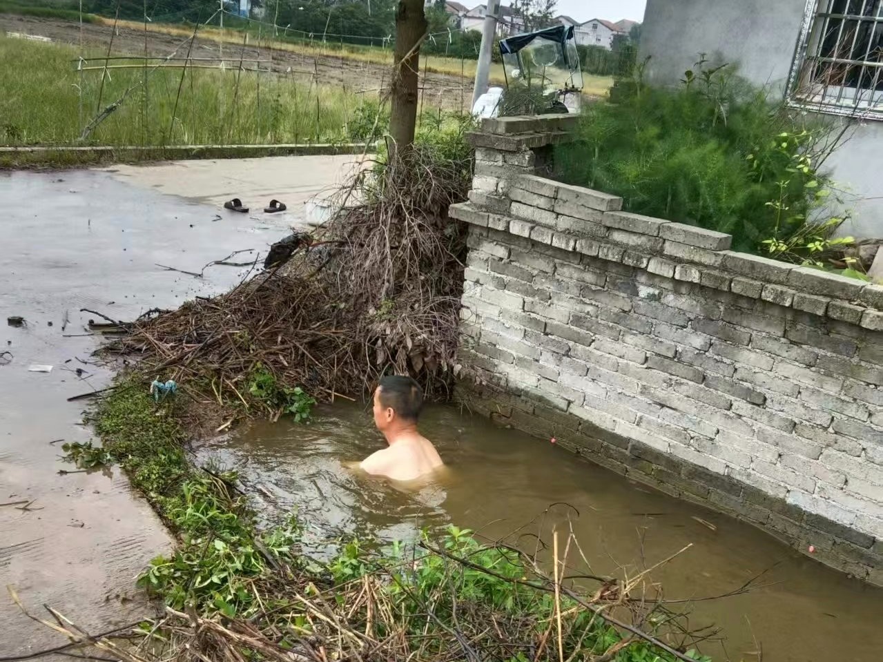 俯身清渠活水来——牛鼻滩镇小河口村党总支为民办实事纪实