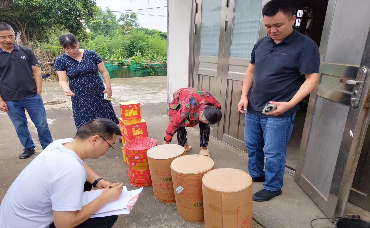 镇德桥镇：开展烟花爆竹“雷霆”行动 现场查处两起非法储存行为