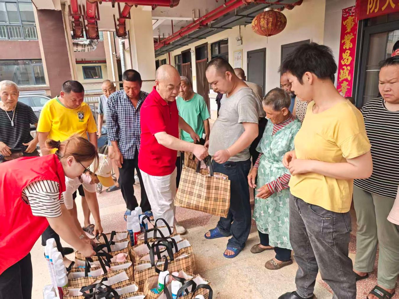 蒿子港镇：初心不改久为功 四年坚守暖桑榆