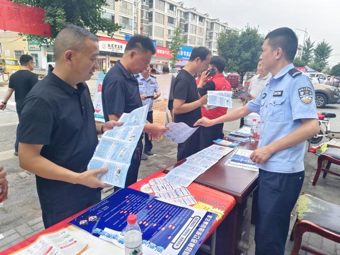 黄土店镇：赶集日搭起宣传台 政策服务送到家——开展多主题集中宣传服务活动