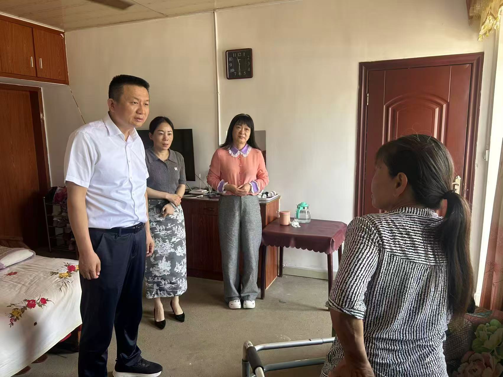 “暖心相伴 红心共建” 潇湘公益行走进尧天坪镇