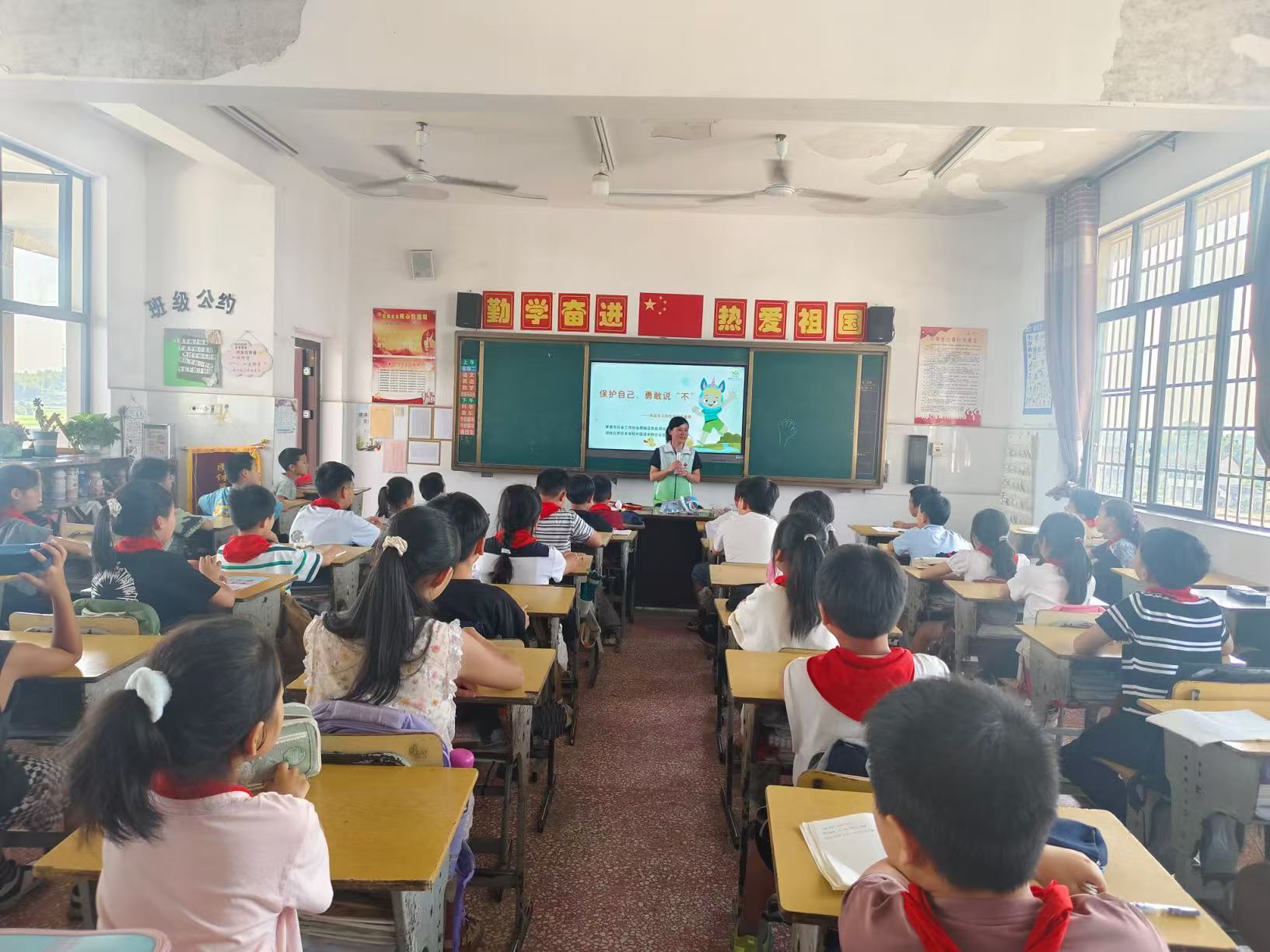 草坪镇：童趣安全行 守护成长路