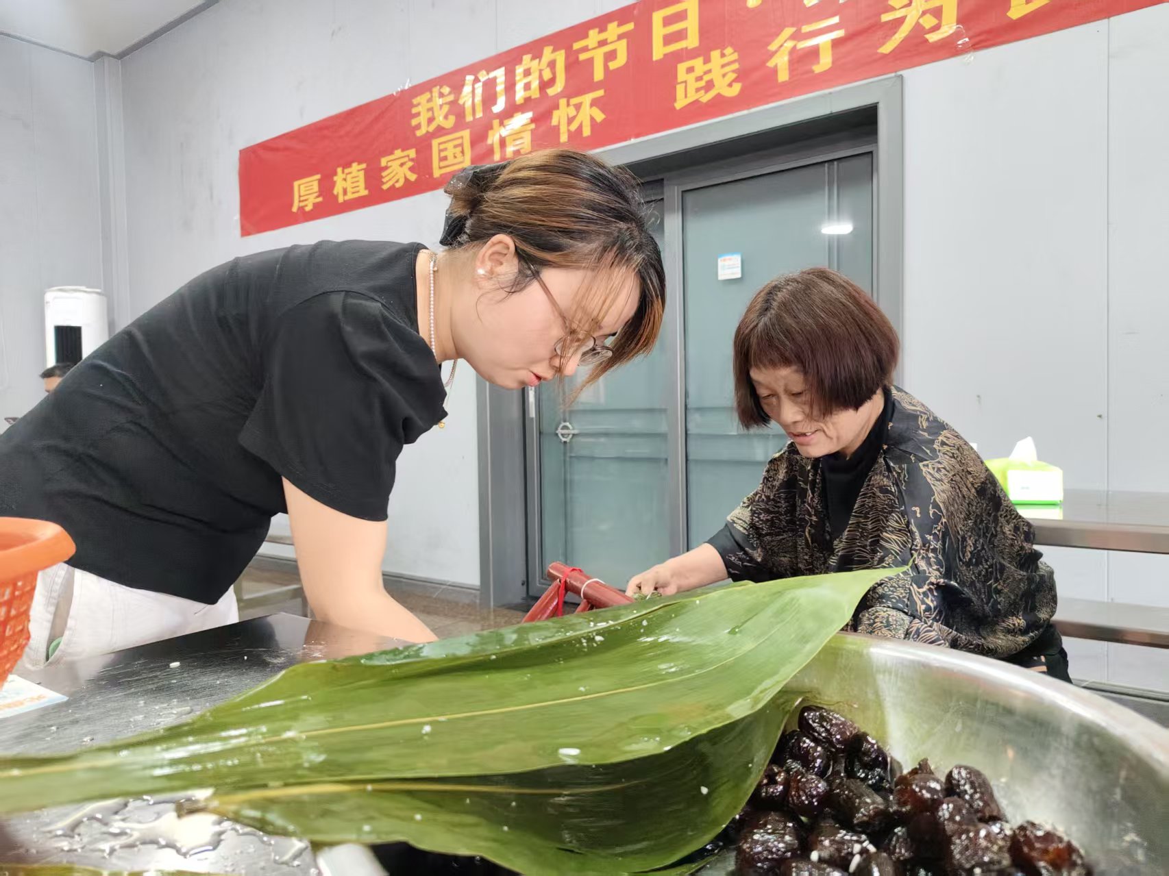 叶传文脉 实干暖民心——石板滩镇开展“我们的节日·端午”主题文明实践活动