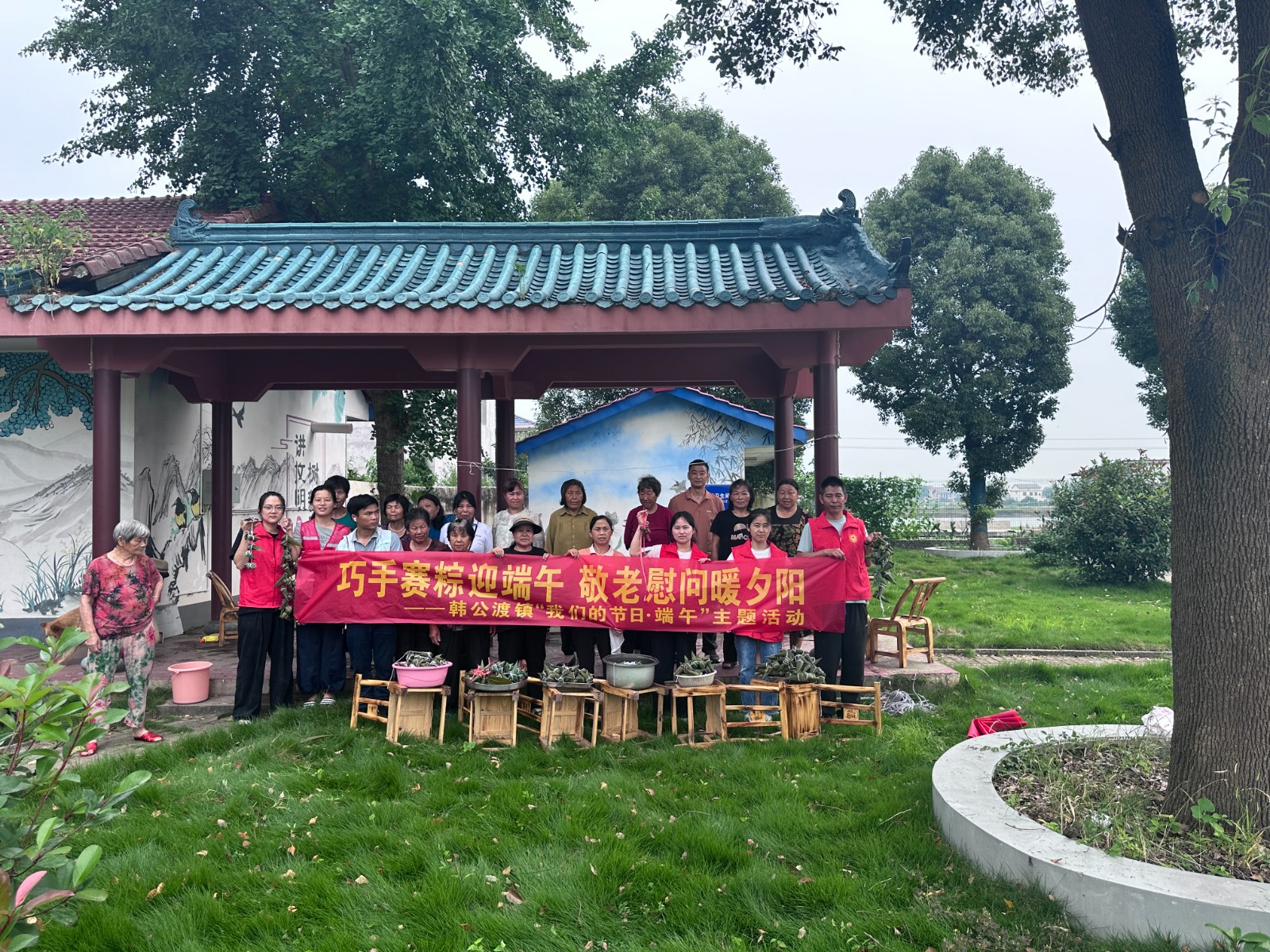 韩公渡镇：巧手赛棕迎端午 敬老慰问暖夕阳