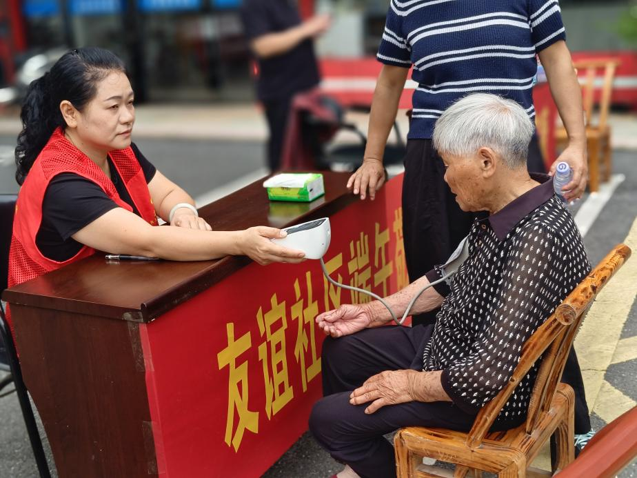 黄土店镇：开展端午便民关爱活动